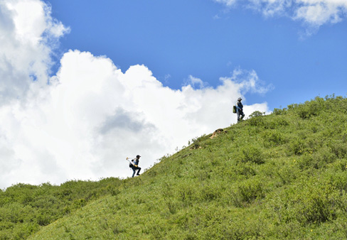 測繪戰(zhàn)士在青海，山下的測繪尖兵