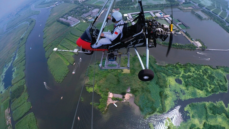 測(cè)繪地理信息工作人員利用三角翼在白洋淀進(jìn)行航空測(cè)繪，為雄安新區(qū)規(guī)劃、選址和建設(shè)提供保障服務(wù)